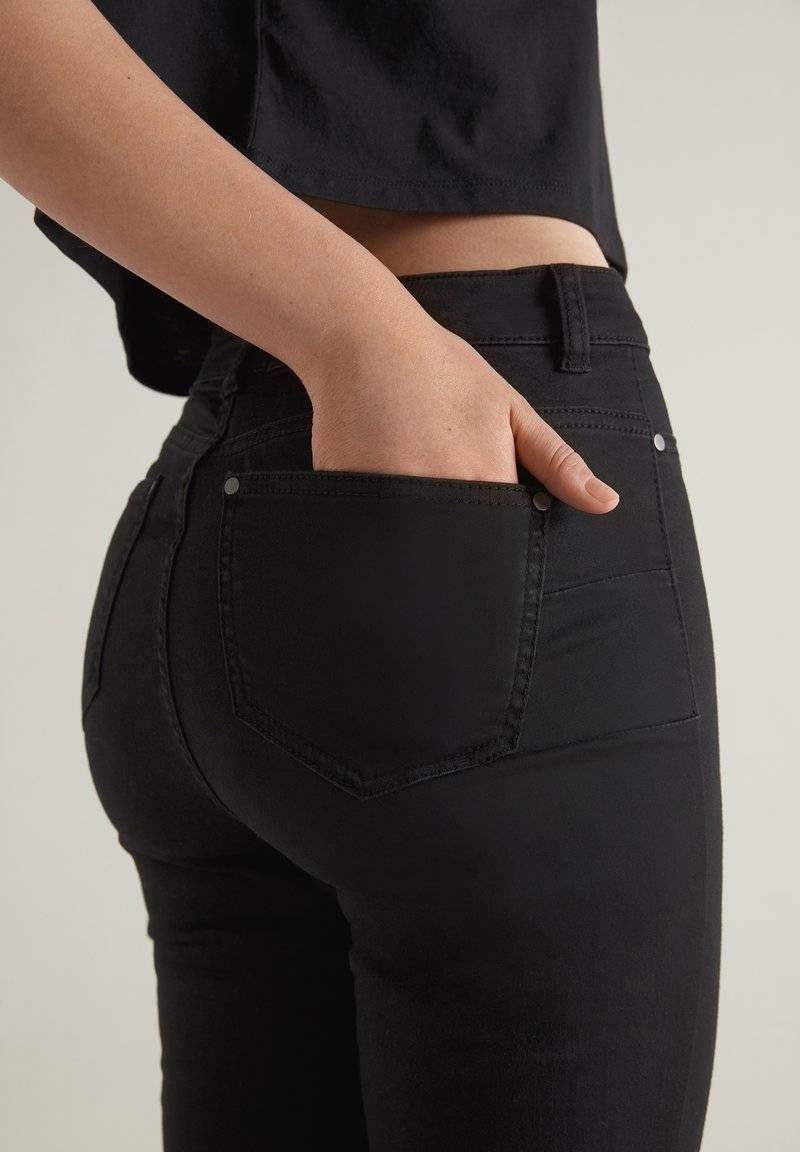 Tezenis Tezenis PUSH-UP - Slim fit jeans - nero 2025