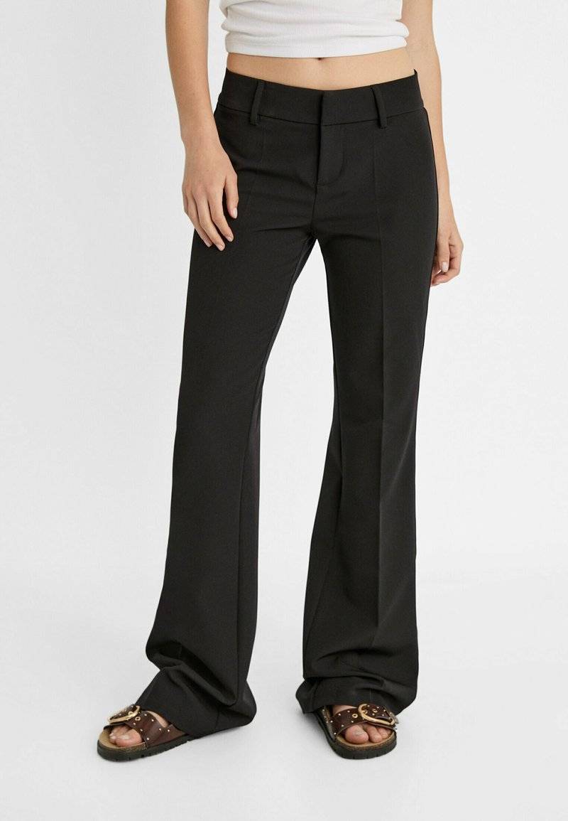 Stradivarius Stradivarius TAILORED FLARED - Trousers - black Bis zu 55% Rabatt