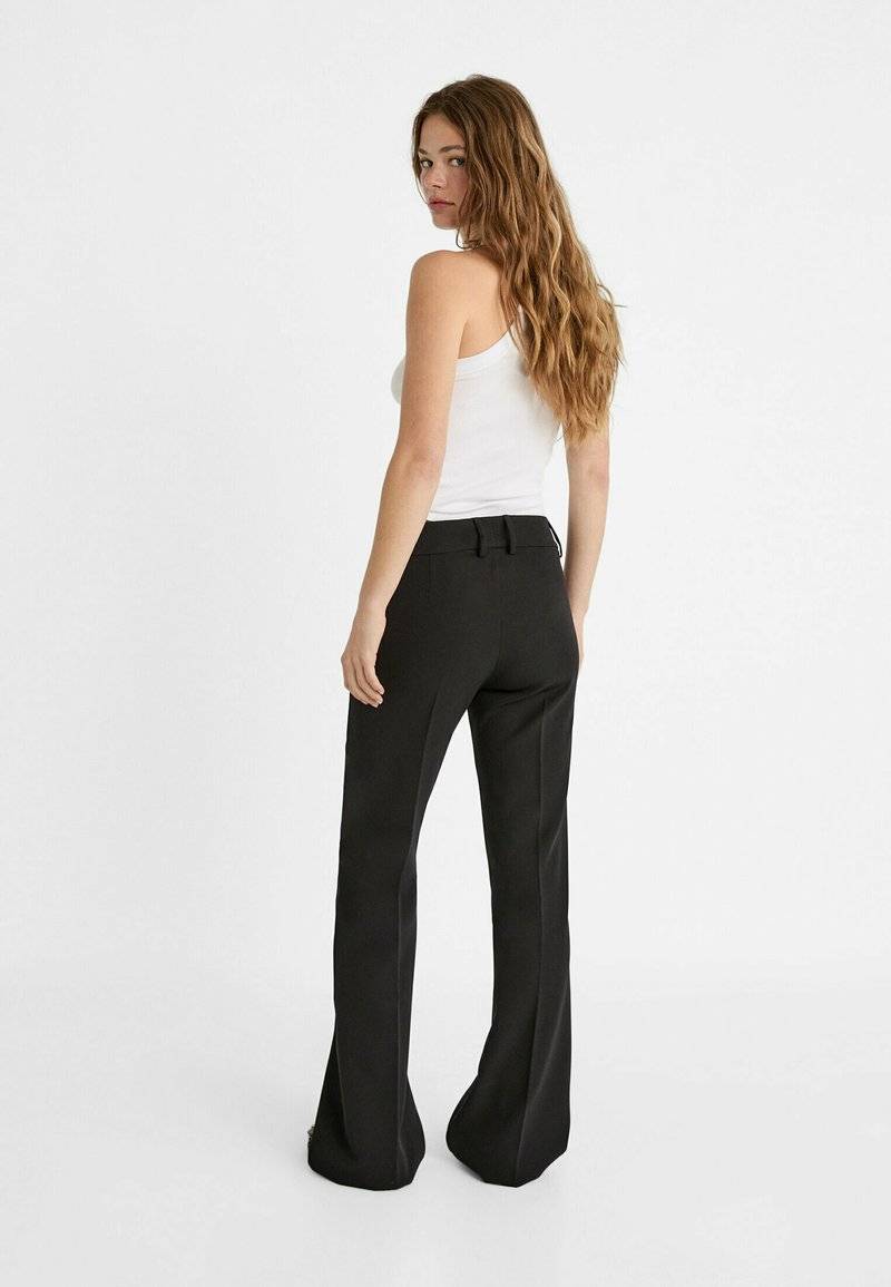 Stradivarius Stradivarius TAILORED FLARED - Trousers - black Bis zu 55% Rabatt