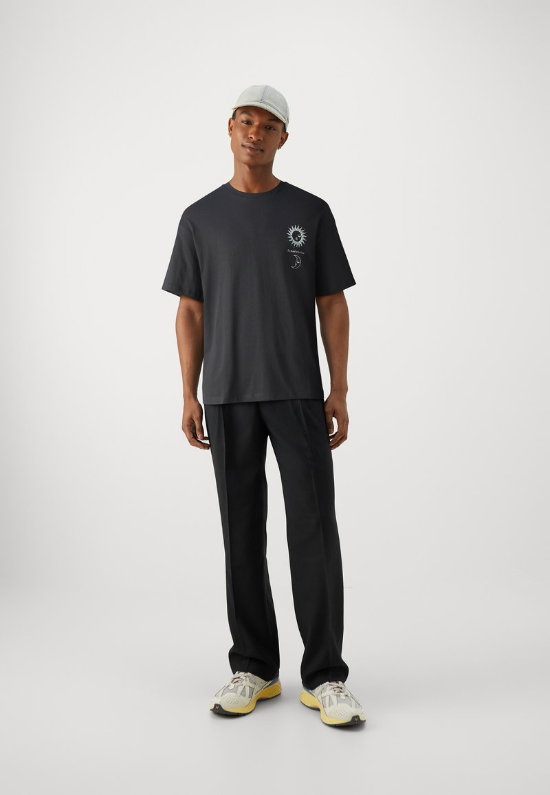 Jack & Jones Jack & Jones JORSOLEIL TEE CREW NECK UNISEX - Print T-shirt - black Black Friday Preise