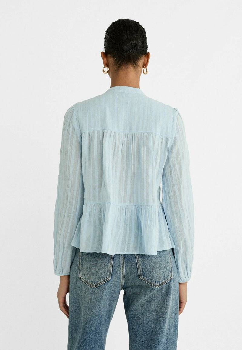 Stradivarius Stradivarius FLOWING BOHO - Blouse - light blue 2025