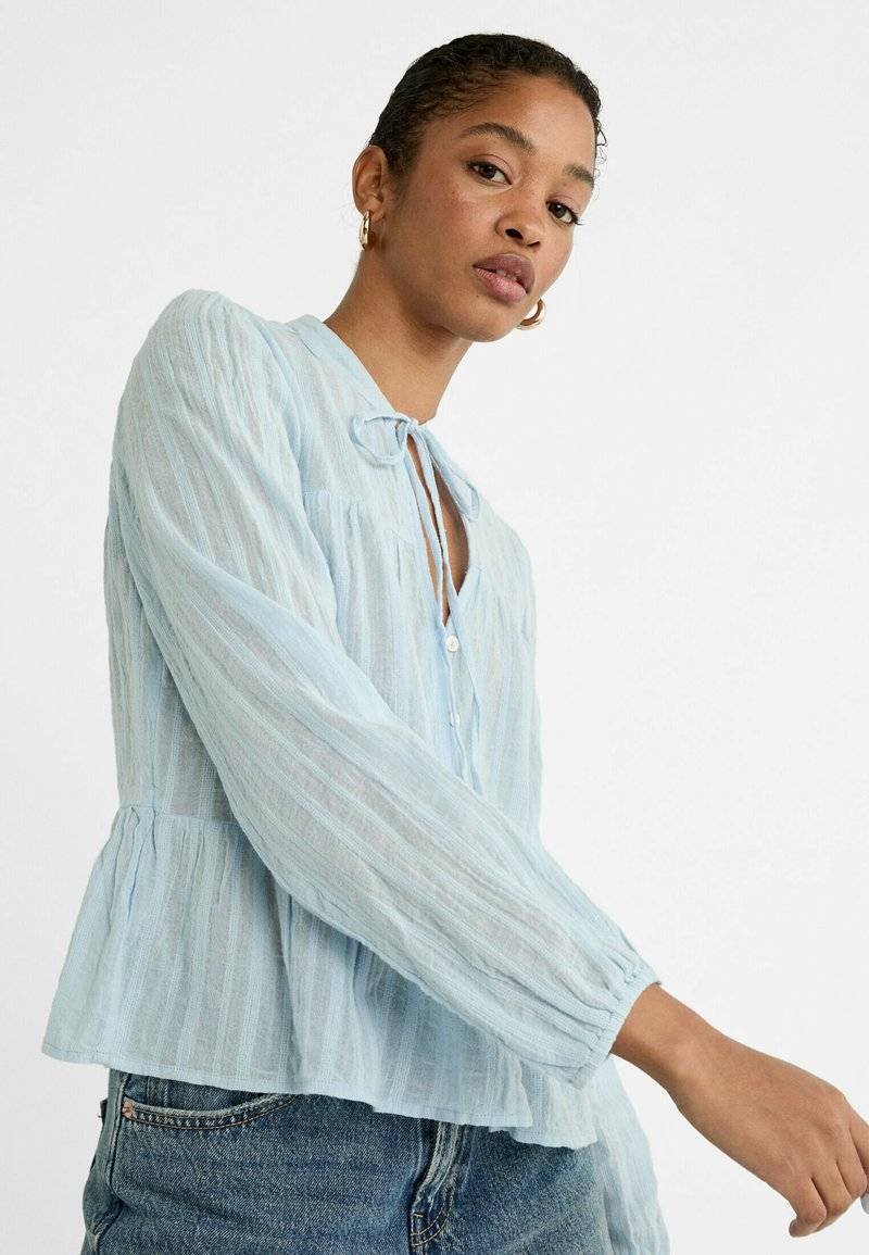 Stradivarius Stradivarius FLOWING BOHO - Blouse - light blue 2025
